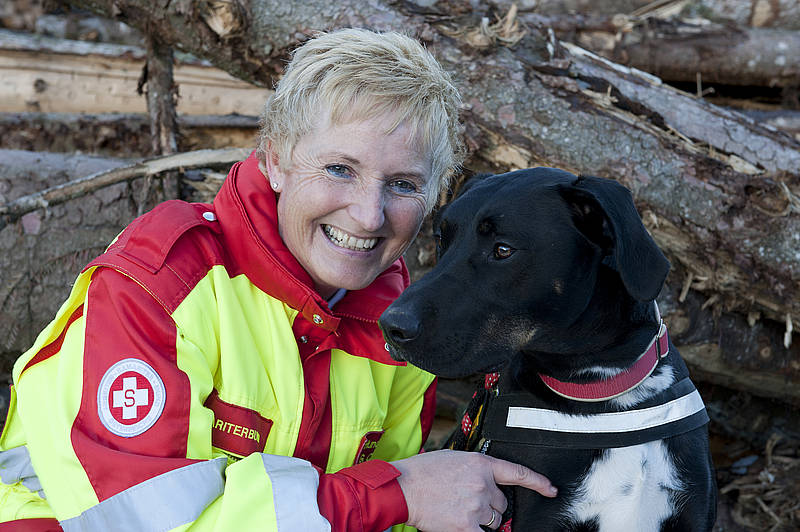 Rettungshundestaffelführerin Gundula Czappek mit Rettungshund