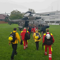 Team der Katastrophenhilfe steigt in Hubschrauber ein
