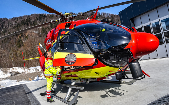 Hubschrauber des Samariterbund Tirols mit Sanitäter, am Boden stehend