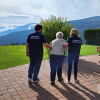 Wunschfahrt-Team spaziert mit Fahrgast