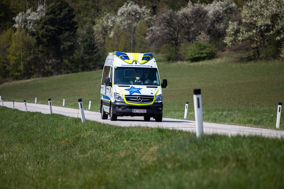 Wunschfahrt-Auto unterwegs auf Straße