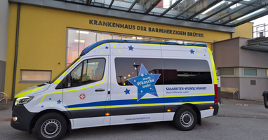 Ein Fahrzeug der Samariter-Wunschfahrt vor dem Krankenhaus der Barmherzigen Brüder.