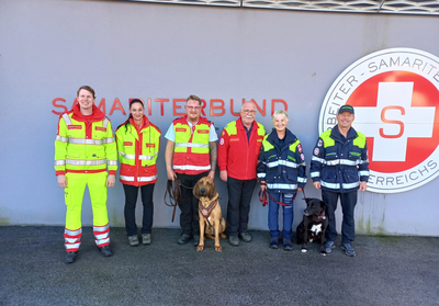 5 Menschen in Samariterbund-Uniform und 1 Rettungshund