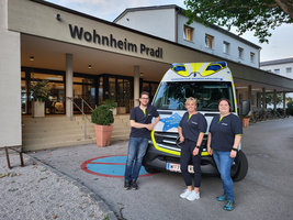 Wunschfahrt-Team vor Wunschfahrt-Auto