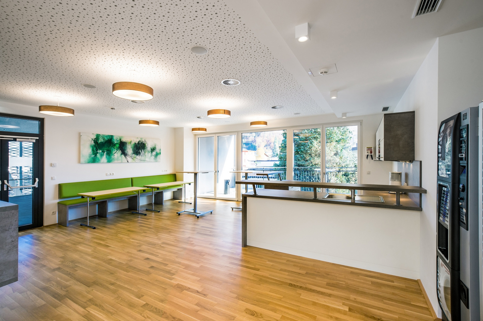 Besuchercafé der Ambulanten Familienberatung mit Essbereich und Theke