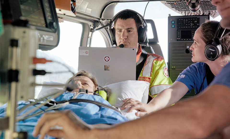 Intensivpatientin mit Sanitäter im Hubschrauber